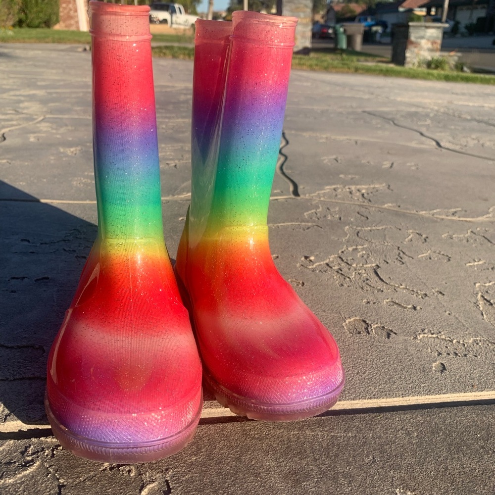 Rainbow 🌈 RAINBOOTS (13)Kids light-up rainboots.  Gently used, great condition.